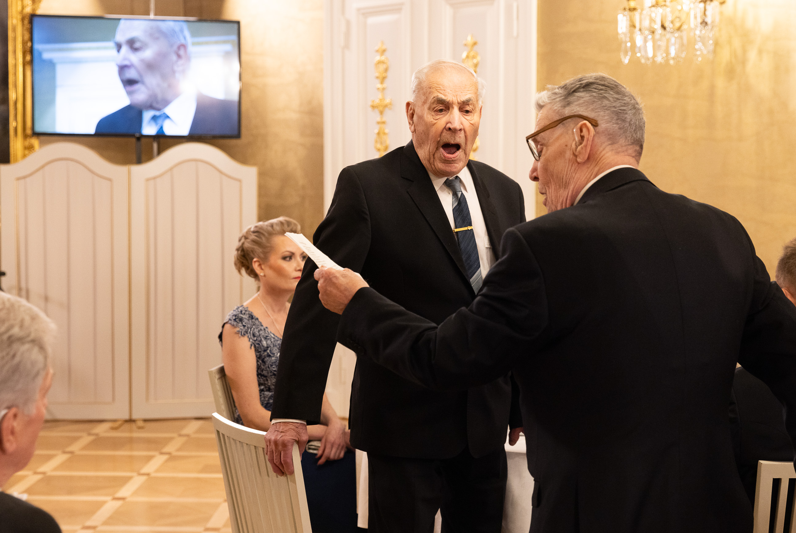 War veterans Niilo Vunneli, 100, and Tenho Ruottu, 98, singing Veteraanin iltahuuto, Song of the Finnish Veterans. Photo: Matti Porre/Office of the President of the Republic of Finland