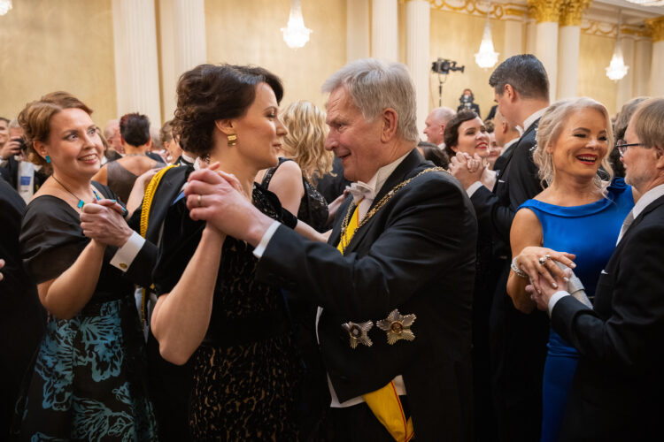 Den första valsen dansades till tonerna av  Valse Lente av Oskar Merikanto. Foto: Matti Porre/Republikens presidents kansli