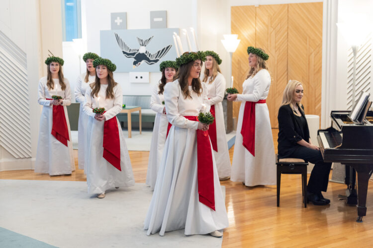 Finlands Lucia 2023, Madeleine Amoroso, och hennes följe sjöng för presidentparet. Foto: Matti Porre/Republikens presidents kansli