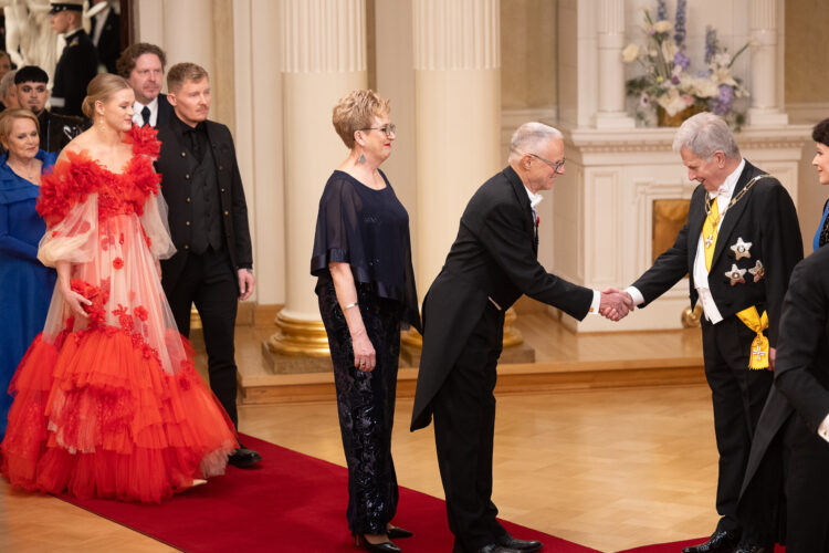 Presidenten hälsar på långdistanslöparen Lasse Virén med sin maka Päivi Virén. Foto: Roni Rekomaa/Republikens presidents kansli