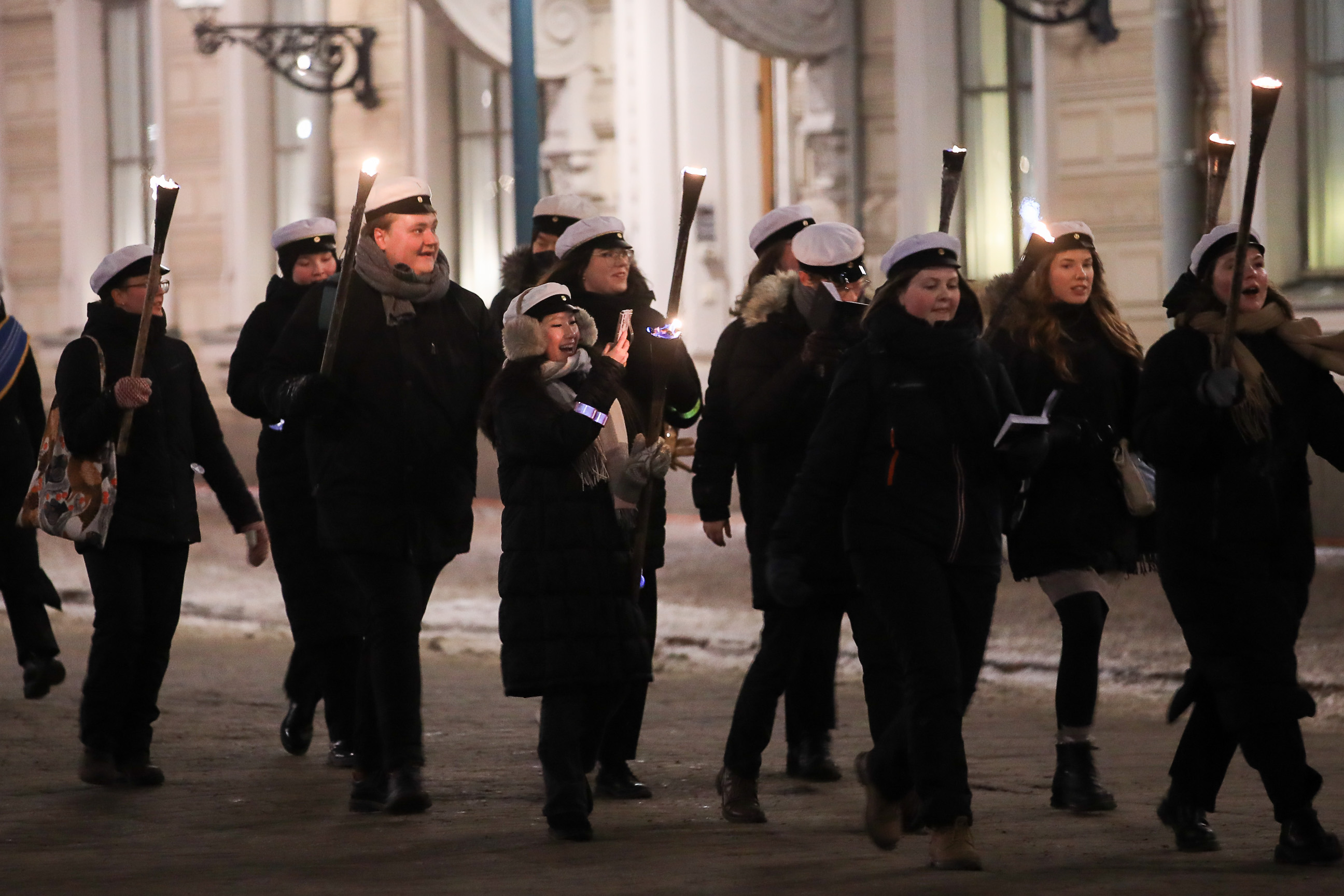 The traditional Independence Day torchlight procession of university students brought light to the Esplanade. Photo: Roni Rekomaa/Office of the President of the Republic of Finland