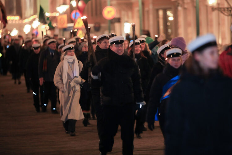 The traditional Independence Day torchlight procession of university students brought light to the Esplanade. Photo: Matti Porre/Office of the President of the Republic of Finland
