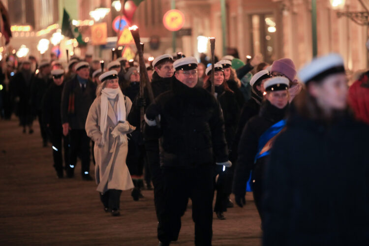 Esplanaden lystes upp av studenternas traditionella fackeltåg på självständighetsdagen. Foto: Matti Porre/Republikens presidents kansli 