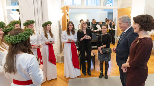 Finlands Lucia 2023, Madeleine Amoroso, och hennes tärnor i samtal med presidentparet. Foto: Matti Porre/Republikens presidents kansli