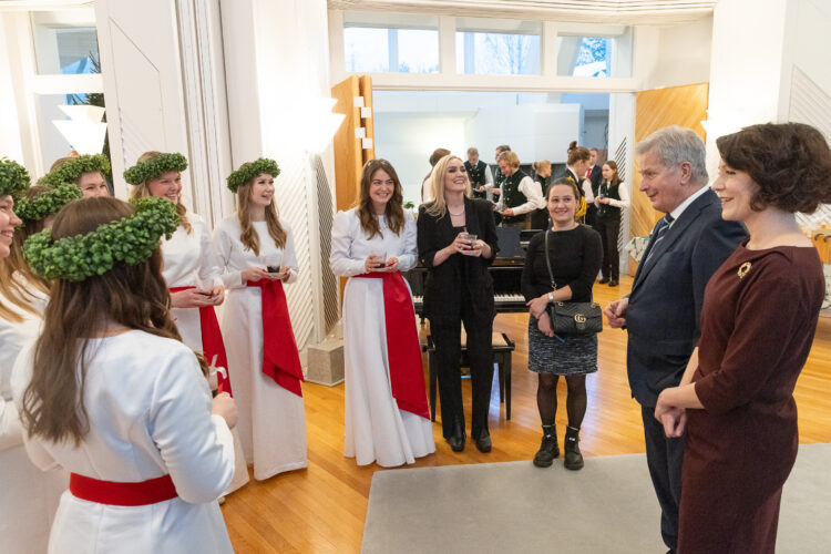 Finlands Lucia 2023, Madeleine Amoroso, och hennes tärnor i samtal med presidentparet. Foto: Matti Porre/Republikens presidents kansli