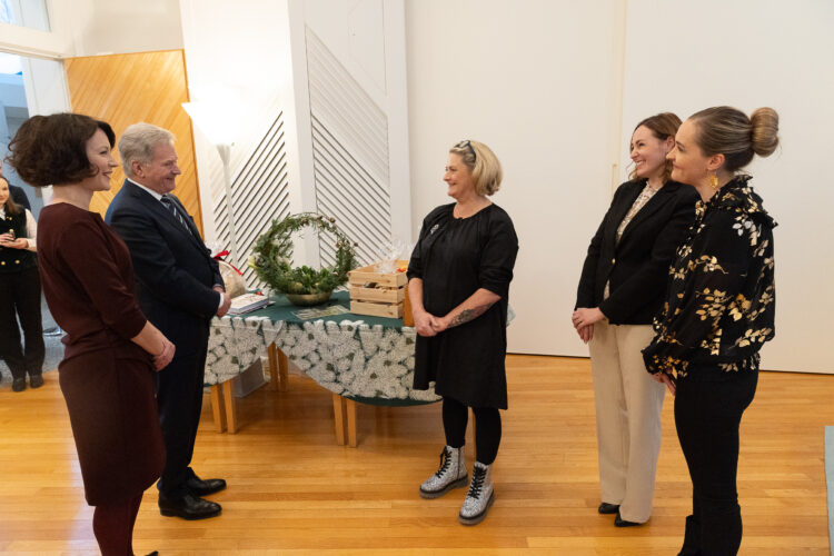 Representanter för Finlands Blomsterhandlarförbund och dess Helsingforsdistrikt överräckte presidentparet en blomsterhälsning. Foto: Matti Porre/Republikens presidents kansli