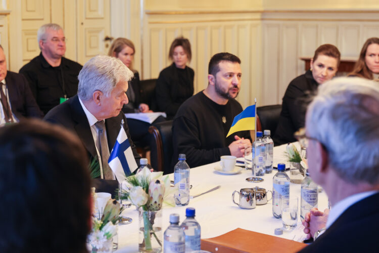 President Niinistö och Ukrainas president Volodymyr Zelenskyj under diskussionerna vid det nordisk-ukrainska toppmötet i Oslo den 13 december 2023. Foto: Riikka Hietajärvi/Republikens presidents kansli