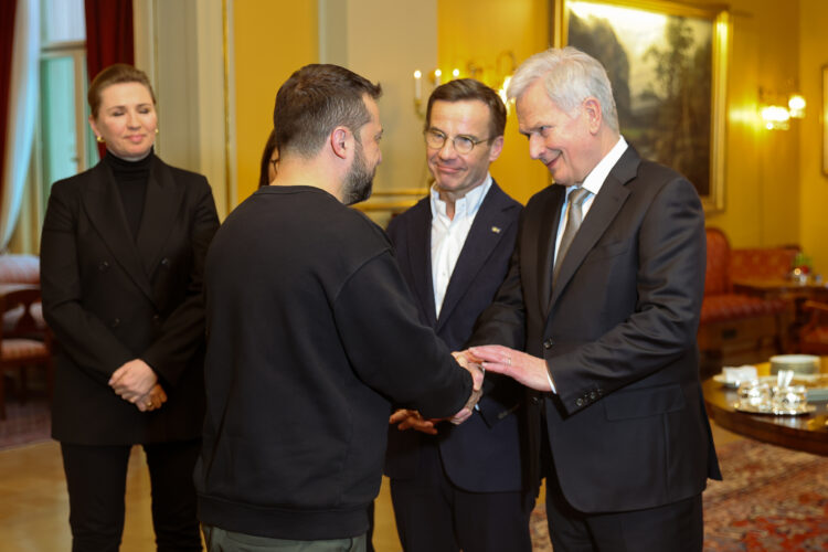 President Sauli Niinistö skakar hand med Ukrainas president Volodymyr Zelenskyj före toppmötet mellan de nordiska länderna och Ukraina i Oslo den 13 december 2023. Foto: Riikka Hietajärvi/Republikens presidents kansli