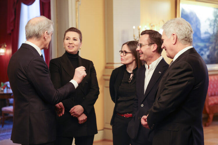 Kokousta isännöivä Norjan pääministeri Jonas Gahr Støre, Tanskan pääministeri Mette Frederiksen, Islannin pääministeri Katrín Jakobsdóttir, Ruotsin pääministeri Ulf Kristersson ja presidentti Sauli Niinistö keskustelevat ennen kokouksen alkua. Kuva: Riikka Hietajärvi/Tasavallan presidentin kanslia