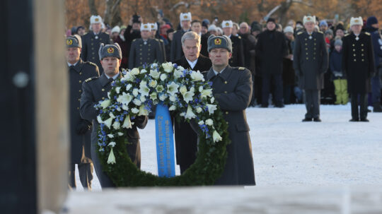 President Sauli Niinistö lade ner en krans vid Hjältekorset på Sandudds begravningsplats den 6 december 2023. Foto: Juhani Kandell/Republikens presidents kansli