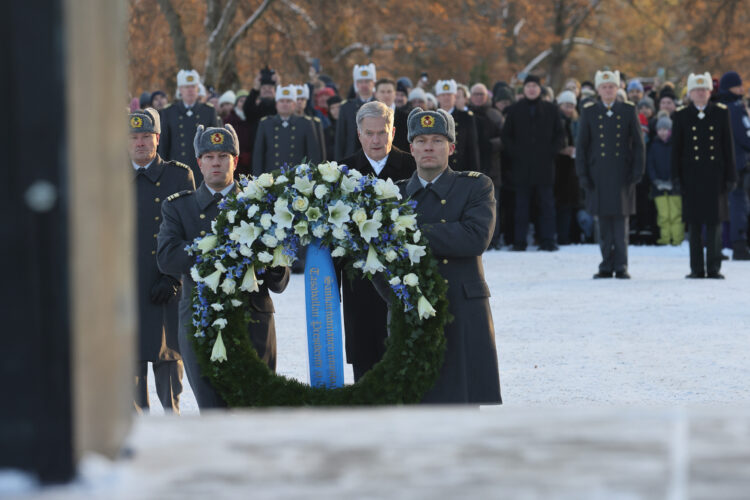 President Sauli Niinistö lade ner en krans vid Hjältekorset på Sandudds begravningsplats den 6 december 2023. Foto: Juhani Kandell/Republikens presidents kansli
