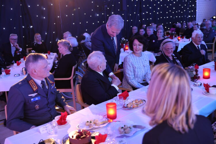 Presidenttipari keskusteli veteraanien kanssa Kaunialan sairaalan joulujuhlassa. Kuva: Juhani Kandell/Tasavallan presidentin kanslia