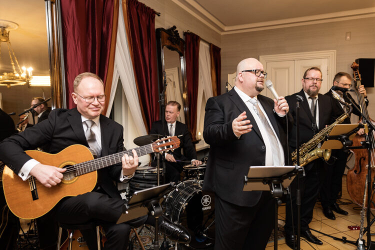 I salongen på tredje våningen framförde Sami Pitkämö och hans orkester älskade schlagerklassiker och evergreens. Foto: Roni Rekomaa/Republikens presidents kansli