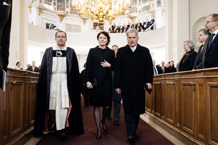 President Sauli Niinistö och doktor Jenni Haukio välkomnades till den ekumeniska festgudstjänsten i Helsingfors domkyrka av biskop Jukka Keskitalo från Uleåborgs stift. Foto: Roni Rekomaa/Republikens presidents kansli