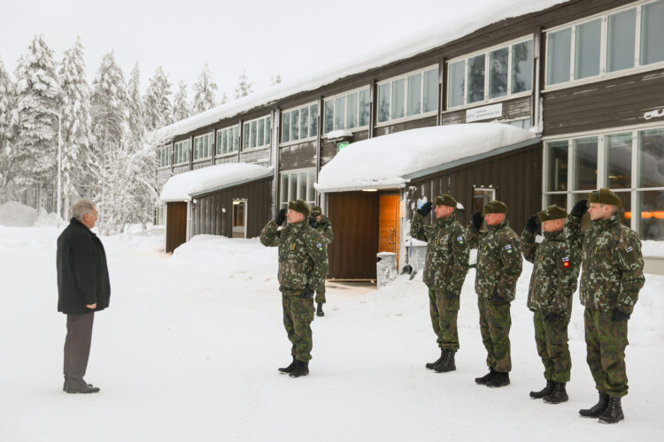 Tasavallan presidentti Sauli Niinistö tarkasti Jääkäriprikaatin maanantaina 22. tammikuuta 2024 Sodankylässä. Kuva: Riikka Hietajärvi/Tasavallan presidentin kanslia