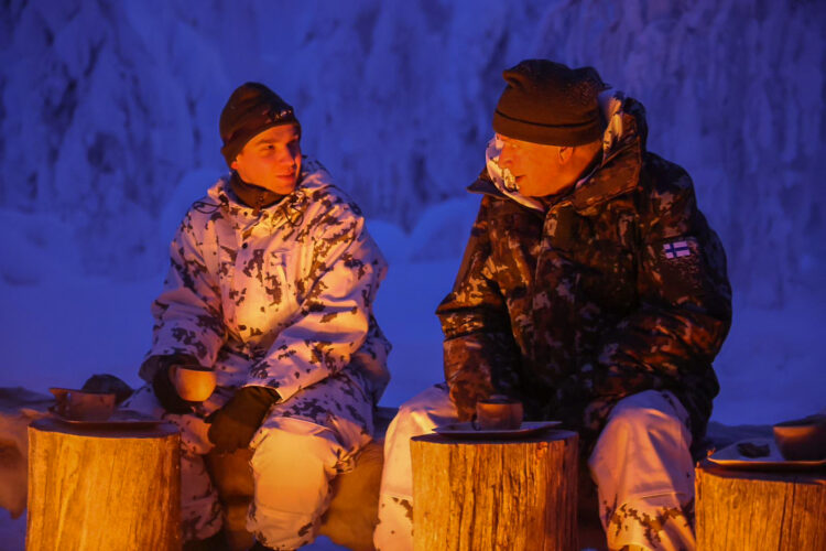 President Niinistö i samtal med fältväbel Arttu Salonen, som tillsammans med det finska laget vann EM-guld i prickskyttetävlingen European Best Sniper Team Competition 2023. Foto: Riikka Hietajärvi/Republikens presidents kansli