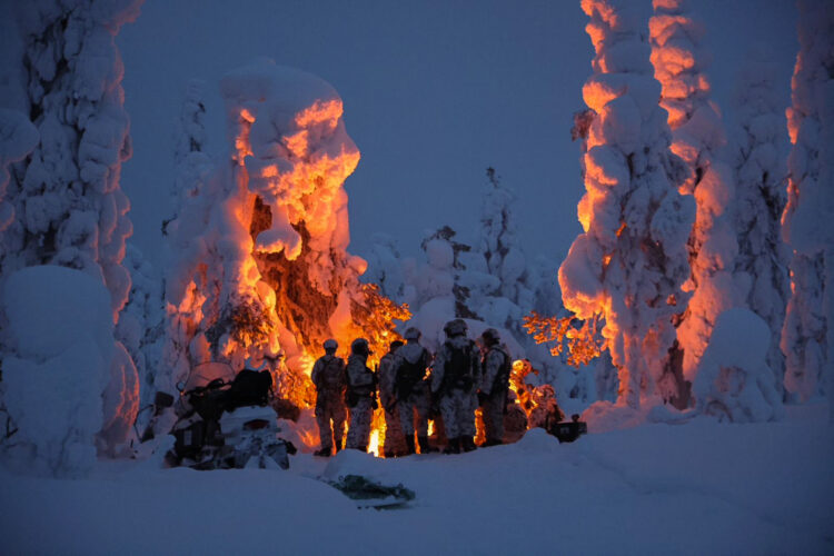 Coffee break at the campfire.  Photo: Riikka Hietajärvi/Office of the President of the Republic of Finland