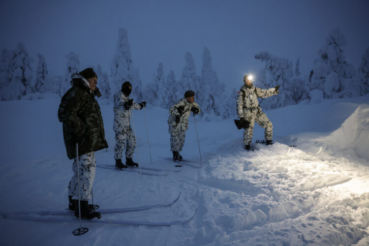 Under sitt besök vid Jägarbrigaden i Sodankylä fick president Niinistö en introduktion till arktisk utbildning. Foto: Riikka Hietajärvi/Republikens presidents kansli