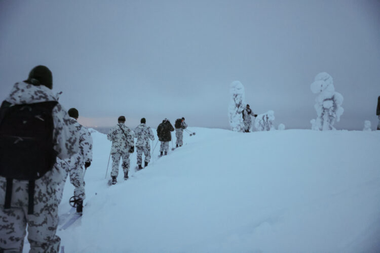 Under sitt besök vid Jägarbrigaden i Sodankylä fick president Niinistö en introduktion till arktisk utbildning. Foto: Riikka Hietajärvi/Republikens presidents kansli