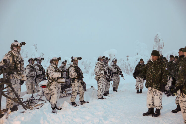 Under inspektionsbesöket fick president Niinistö bekanta sig med verksamheten vid beredskapsenheten vid Rovaniemi luftvärnssektion och samtala med beväringar. Foto: Riikka Hietajärvi/Republikens presidents kansli