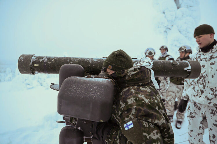 Under inspektionsbesöket fick president Niinistö bekanta sig med verksamheten vid beredskapsenheten vid Rovaniemi luftvärnssektion och samtala med beväringar. Foto: Riikka Hietajärvi/Republikens presidents kansli