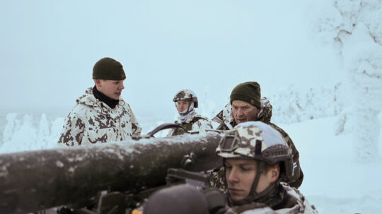 Under inspektionsbesöket fick president Niinistö bekanta sig med verksamheten vid beredskapsenheten vid Rovaniemi luftvärnssektion och samtala med beväringar. Foto: Riikka Hietajärvi/Republikens presidents kansli