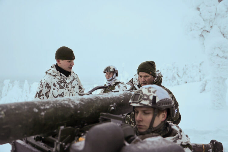 Under inspektionsbesöket fick president Niinistö bekanta sig med verksamheten vid beredskapsenheten vid Rovaniemi luftvärnssektion och samtala med beväringar. Foto: Riikka Hietajärvi/Republikens presidents kansli