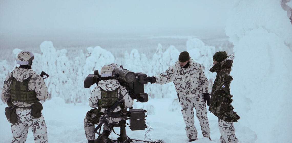 Under inspektionsbesöket fick president Niinistö bekanta sig med verksamheten vid beredskapsenheten vid Rovaniemi luftvärnssektion och samtala med beväringar. Foto: Riikka Hietajärvi/Republikens presidents kansli