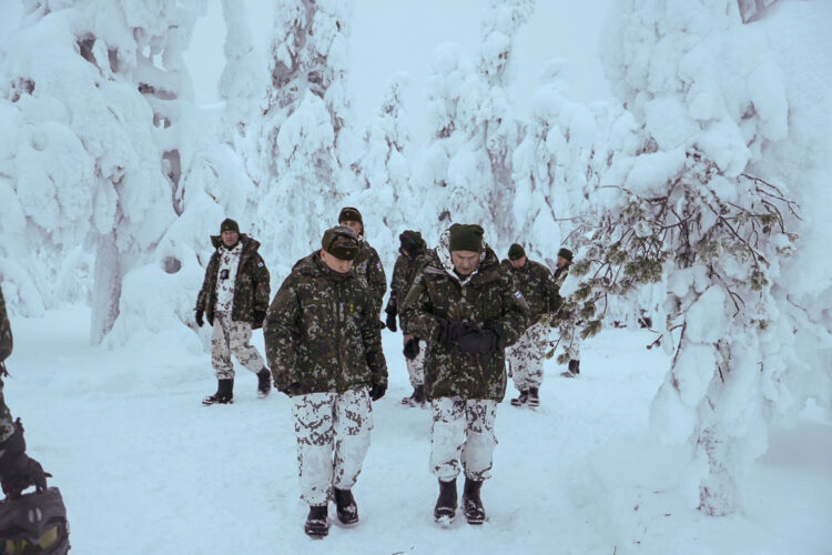 Under inspektionsbesöket fick president Niinistö bekanta sig med verksamheten vid beredskapsenheten vid Rovaniemi luftvärnssektion. Foto: Riikka Hietajärvi/Republikens presidents kansli