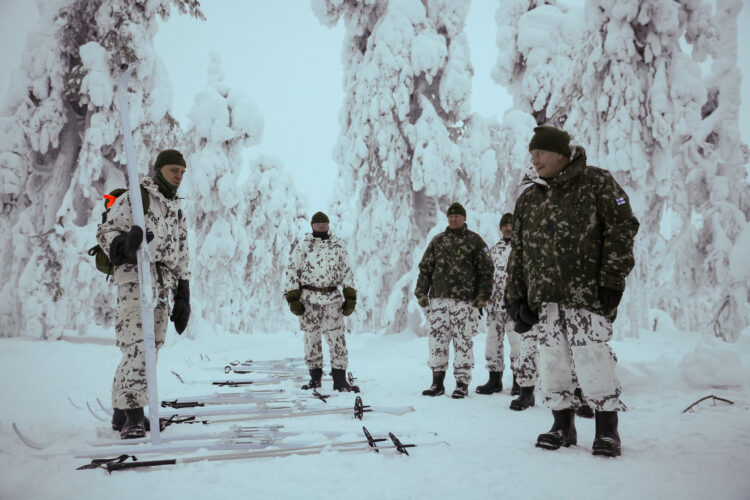 Under sitt besök vid Jägarbrigaden i Sodankylä fick president Niinistö en introduktion till arktisk utbildning. Foto: Riikka Hietajärvi/Republikens presidents kansli