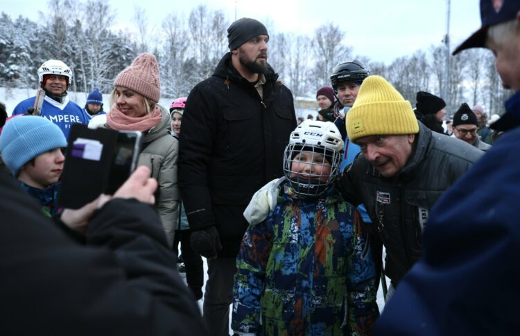 Selfies with the President were very popular. Photo: Riikka Hietajärvi/Office of the President of the Republic of Finland