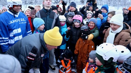 Sorsapuiston yleisöluistelussa paljon väkeä nauttimassa liikunnasta. Kuva: Riikka Hietajärvi/Tasavallan presidentin kanslia