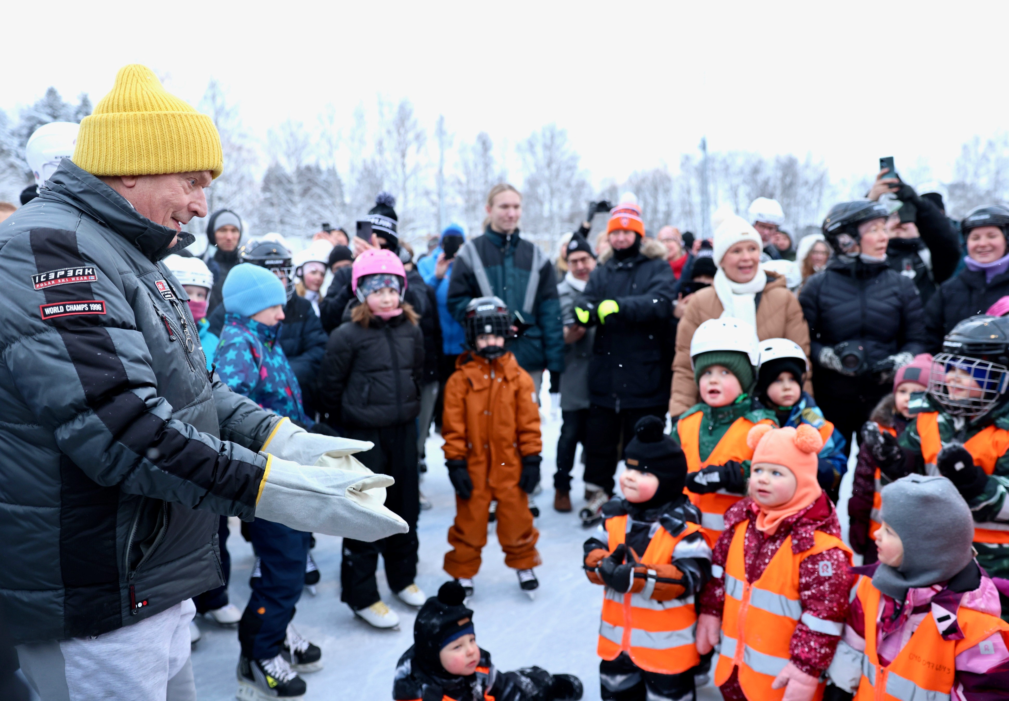 Barn från Pellervo daghem uppträdde för presidenten med en sång om skridskoåkning. 
Foto: Riikka Hietajärvi/Republikens presidents kansli