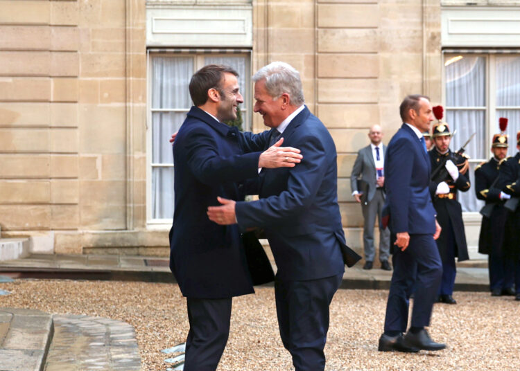 Presidentti Macron otti presidentti Niinistön vastaan Elysée-palatsissa. Kuva: Riikka Hietajärvi/Tasavallan presidentin kanslia