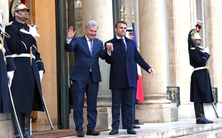 President Niinistö och president Macron hälsar på fotograferna. Foto: Riikka Hietajärvi/Republikens presidents kansli