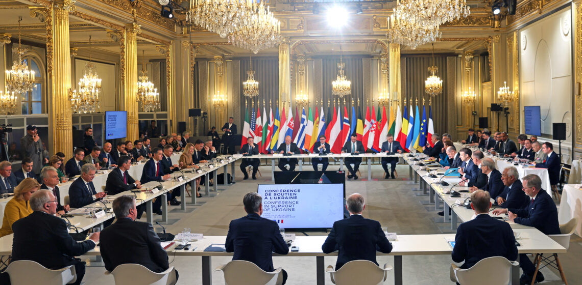 The meeting at the Elysée Palace was hosted by President of France Emmanuel Macron. It was attended by Heads of State and Government from several European countries. Photo: Riikka Hietajärvi/Office of the President of the Republic of Finland