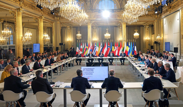 The meeting at the Elysée Palace was hosted by President of France Emmanuel Macron. It was attended by Heads of State and Government from several European countries. Photo: Riikka Hietajärvi/Office of the President of the Republic of Finland