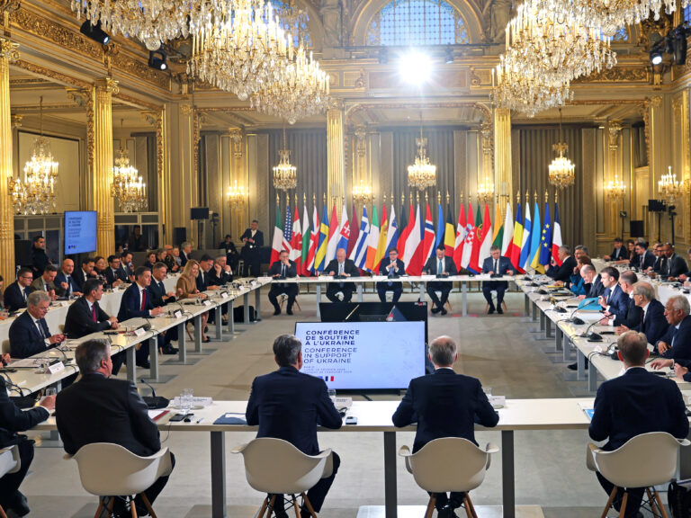 The meeting at the Elysée Palace was hosted by President of France Emmanuel Macron. It was attended by Heads of State and Government from several European countries. Photo: Riikka Hietajärvi/Office of the President of the Republic of Finland