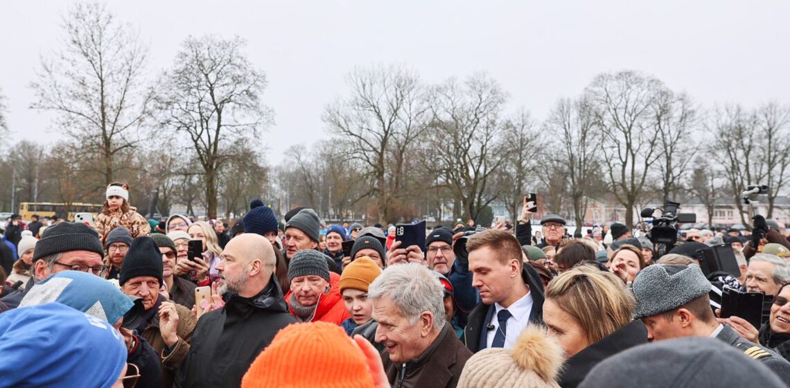 President Niinistö met with locals for a market square coffee in Salo. Photo: Riikka Hietajärvi/Office of the President of the Republic of Finland