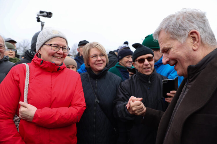 President Niinistö tog en kaffepaus på Salo torg och träffade ortsbor. Foto: Riikka Hietajärvi/Republikens presidents kansli