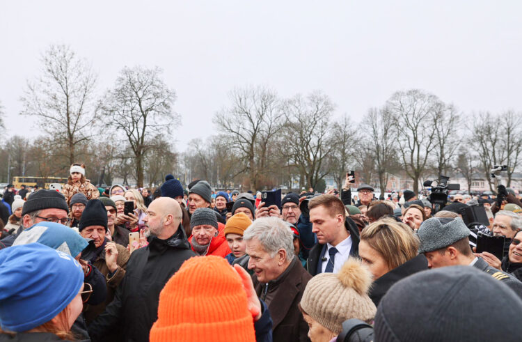 President Niinistö stopped for a coffee in Salo market square and met locals. Photo: Riikka Hietajärvi/Office of the Republic of Finland