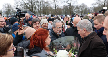 President Niinistö tog en kaffepaus på Salo torg och träffade ortsbor. Foto: Riikka Hietajärvi/Republikens presidents kansli