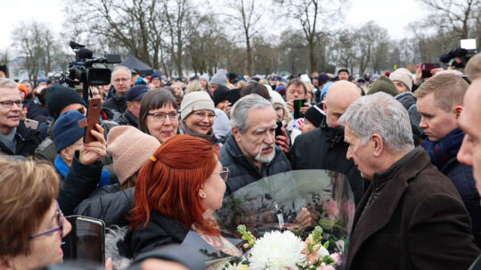 President Niinistö stopped for a coffee in Salo market square and met locals. Photo: Riikka Hietajärvi/Office of the Republic of Finland