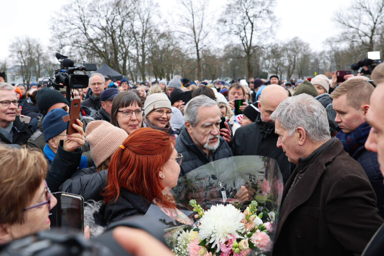 President Niinistö tog en kaffepaus på Salo torg och träffade ortsbor. Foto: Riikka Hietajärvi/Republikens presidents kansli