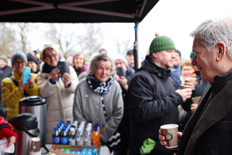 President Niinistö stopped for a coffee in Salo market square and met locals. Photo: Riikka Hietajärvi/Office of the Republic of Finland