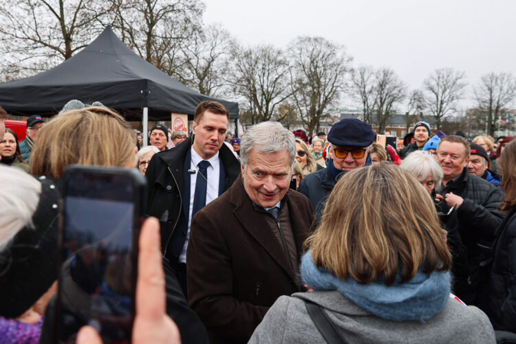 President Niinistö stopped for a coffee in Salo market square and met locals. Photo: Riikka Hietajärvi/Office of the Republic of Finland