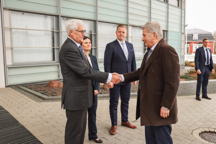 I början av besöket träffade president Niinistö representanter för Salo stad i stadshuset och diskuterade aktuella frågor i området med dem. Foto: Riikka Hietajärvi/Republikens presidents kansli