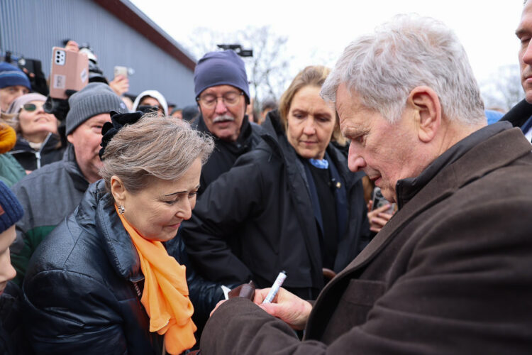 President Niinistö stopped for a coffee in Salo market square and met locals. Photo: Riikka Hietajärvi/Office of the Republic of Finland