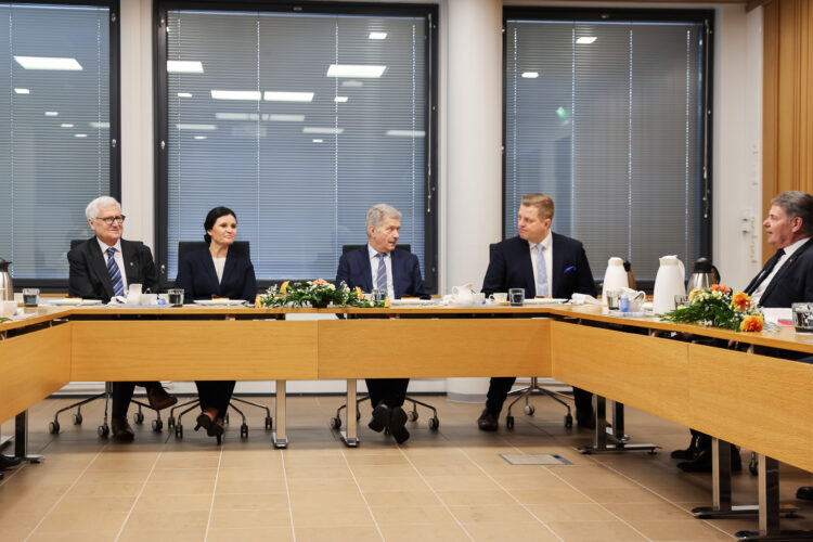 At the beginning of the visit, President Niinistö met with representatives of the City of Salo at the City Hall and discussed current issues in the region. Photo: Riikka Hietajärvi/Office of the Republic of Finland