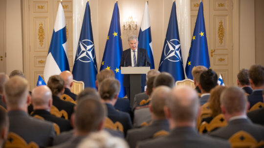 Presidentti Sauli Niinistö isännöi Suomen Nato-jäsenyyden sotilaallisen liittymisprosessin päättämisestä annettavan yhteisen julkilausuman allekirjoitustilaisuutta Presidentinlinnassa 12. kesäkuuta 2023. Sopimuksen allekirjoittivat Naton transformaatiojohtoportaan komentaja, kenraali Philippe Lavigne ja Puolustusvoimain komentaja, kenraali Timo Kivinen. 
Kuva: Matti Porre/Tasavallan presidentin kanslia